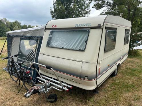 Adria opgeknapt, Caravans en Kamperen, Caravans, Particulier, tot en met 4, 1000 - 1250 kg, Treinzit, Adria, Dwarsbed, Lengtebed