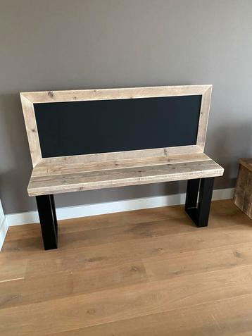 Speeltafel met magneet/krijtbord beschikbaar voor biedingen