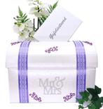 Prachtige “Mr & Mrs” enveloppendoos versiert met lila lint., Hobby en Vrije tijd, Feestartikelen, Ophalen of Verzenden, Nieuw