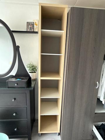 Twee smalle opbergkasten beschikbaar voor biedingen