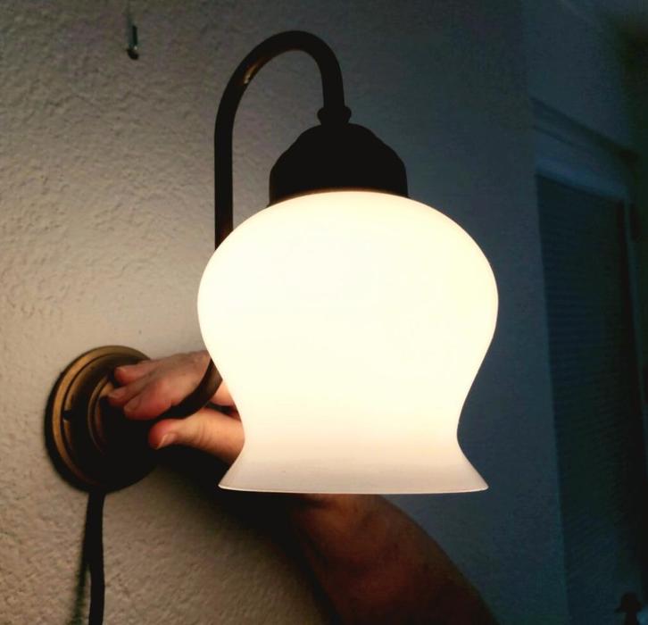 Nostalgisch wandschemerlampje - Brocante, Huis en Inrichting, Lampen | Wandlampen, Gebruikt, Glas, Metaal, Stof, Ophalen