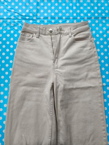 Beige mom jean beschikbaar voor biedingen