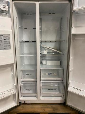 LG Amerikaanse Koelkast met IJsdispenser - Schuurmodel beschikbaar voor biedingen
