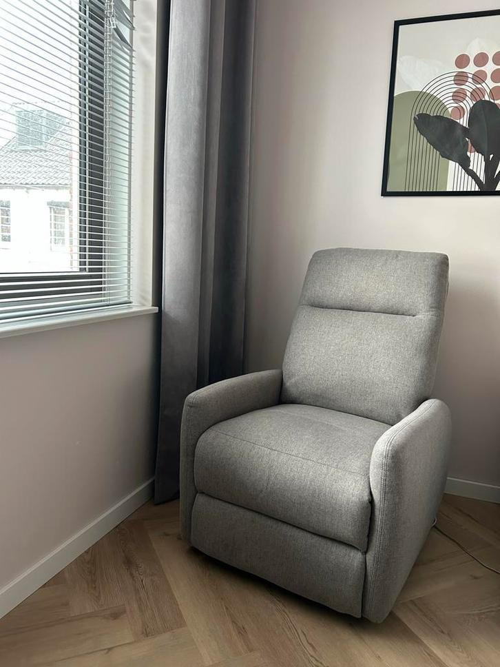 JYSK VONSILD elektrisch verstelbare fauteuil, lichtgrijs, Huis en Inrichting, Stoelen, Zo goed als nieuw, Eén, Stof, Grijs, Ophalen