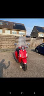 Vespa sprint rood, Fietsen en Brommers, Scooters | Vespa, Ophalen, Maximaal 45 km/u, Vespa S, Zo goed als nieuw