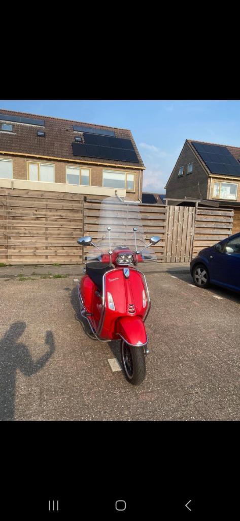 Vespa sprint rood, Fietsen en Brommers, Scooters | Vespa, Zo goed als nieuw, Vespa S, Maximaal 45 km/u, Benzine, Ophalen