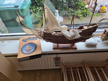 De Eendracht modelboot met boekjes beschikbaar voor biedingen