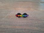 1 pin met een kleurige rij hartjes te koop, Verzamelen, Speldjes, Pins en Buttons, Ophalen of Verzenden, Nieuw, Overige onderwerpen
