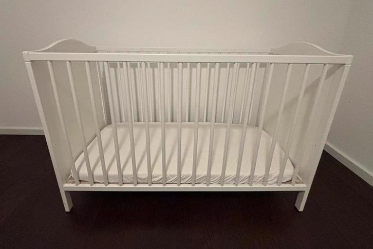 IKEA babybedje Smägöra 60x120 cm, incl. matras, Kinderen en Baby's, Kinderkamer | Bedden, Zo goed als nieuw, Minder dan 140 cm