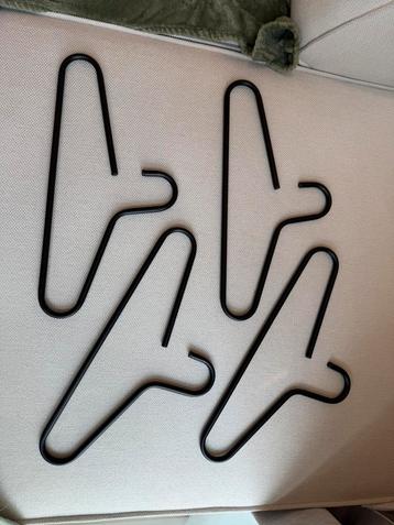 4 zwarte metalen kledinghangers / garderobehangers beschikbaar voor biedingen