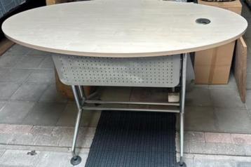 Mooie tafel voor presentatie of op een beurs braderie beschikbaar voor biedingen