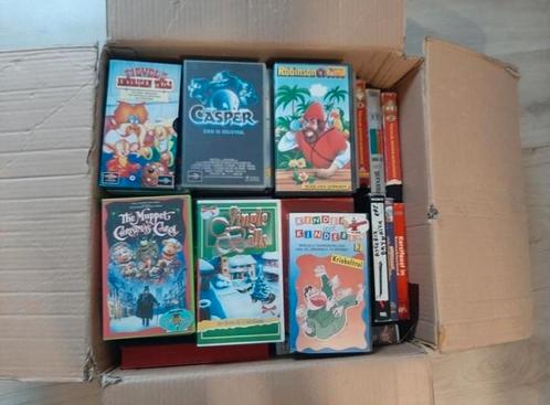 Doos met 40 kinder videobanden. O.a. Muppet christmas Carol, Cd's en Dvd's, VHS | Kinderen en Jeugd, Zo goed als nieuw, Tekenfilms en Animatie