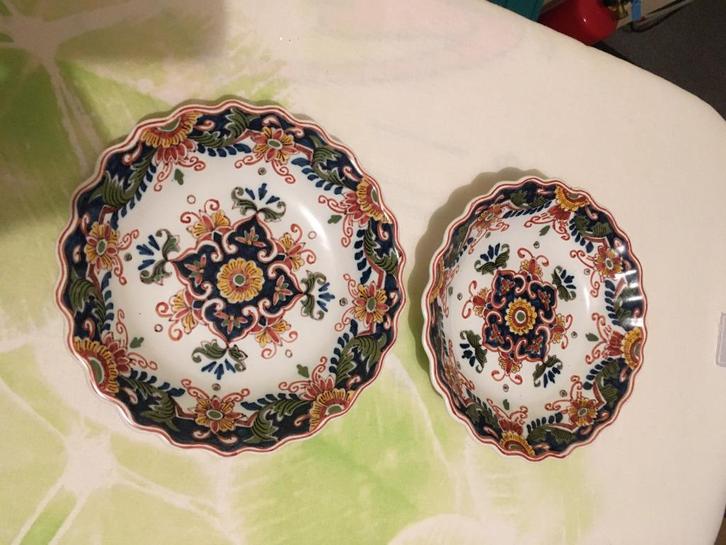 2 sierbordjes Makkumer aardewerk van JJ NN en JJ FH, Antiek en Kunst, Antiek | Keramiek en Aardewerk, Ophalen of Verzenden