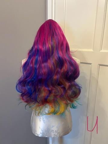 Mooie multi colour pruik beschikbaar voor biedingen