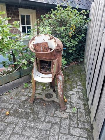 Decorstuk antieke aardappel schrap machine  beschikbaar voor biedingen