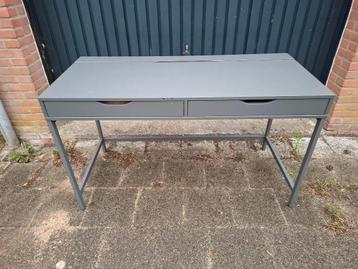 1 degelijk lichtgrijs bureau van IKEA, type ALEX met 2 laden beschikbaar voor biedingen