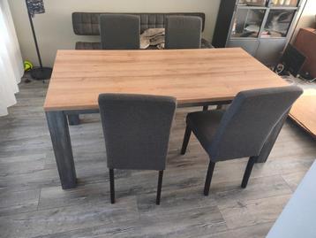 Houten eettafel met 4 stoffen stoelen  beschikbaar voor biedingen