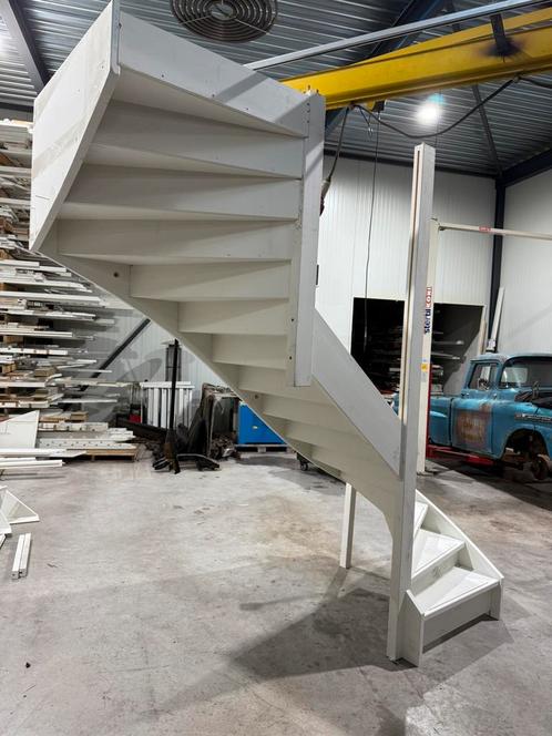 2 kwart trap 2900 hoog dicht, Doe-het-zelf en Verbouw, Ladders en Trappen, Zo goed als nieuw, 2 tot 4 meter, Ophalen