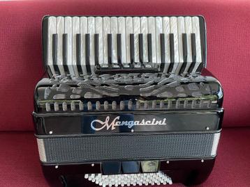 Z.g.a.n. italiaanse Mengascini Aurora III accordeon . 72 bas beschikbaar voor biedingen