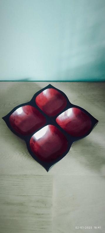 Vintage retro serveerschaal van hout zwart bordeaux rood beschikbaar voor biedingen