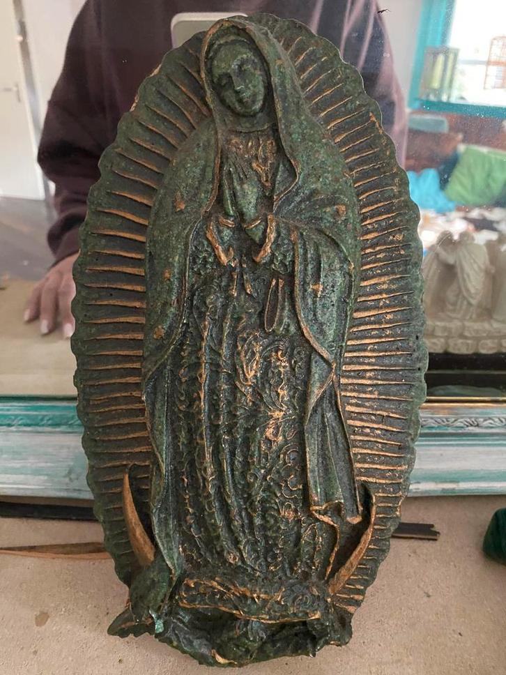 Onze lieve Vrouw Guadalupe beeld gietmetaal met patina, Antiek en Kunst, Kunst | Beelden en Houtsnijwerken, Ophalen of Verzenden