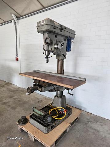 Boor / Freesmachine  / kolomboormachine  beschikbaar voor biedingen