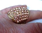 Goudkleurige ring rekbare band schildje roze strass glimmers, Gebruikt, 17 tot 18, Dame, Goud