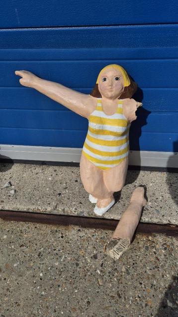 Brocante beeld, pop papier mache, vrouw in badkleding. S47 beschikbaar voor biedingen
