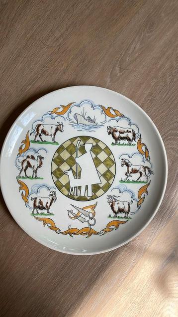 Bord met afbeeldingen van dieren en meer beschikbaar voor biedingen