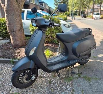 Zeer nette AGM VX50S 2017 met slechts 8.000km beschikbaar voor biedingen