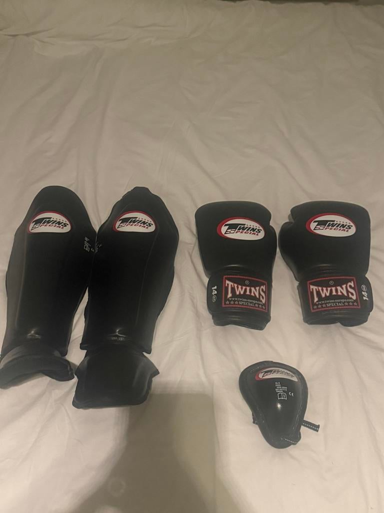 Twins Kickboks Set - Handschoenen 14oz, Scheendekkers L, Overige, Vechtsportbescherming, Maat L, Ophalen of Verzenden