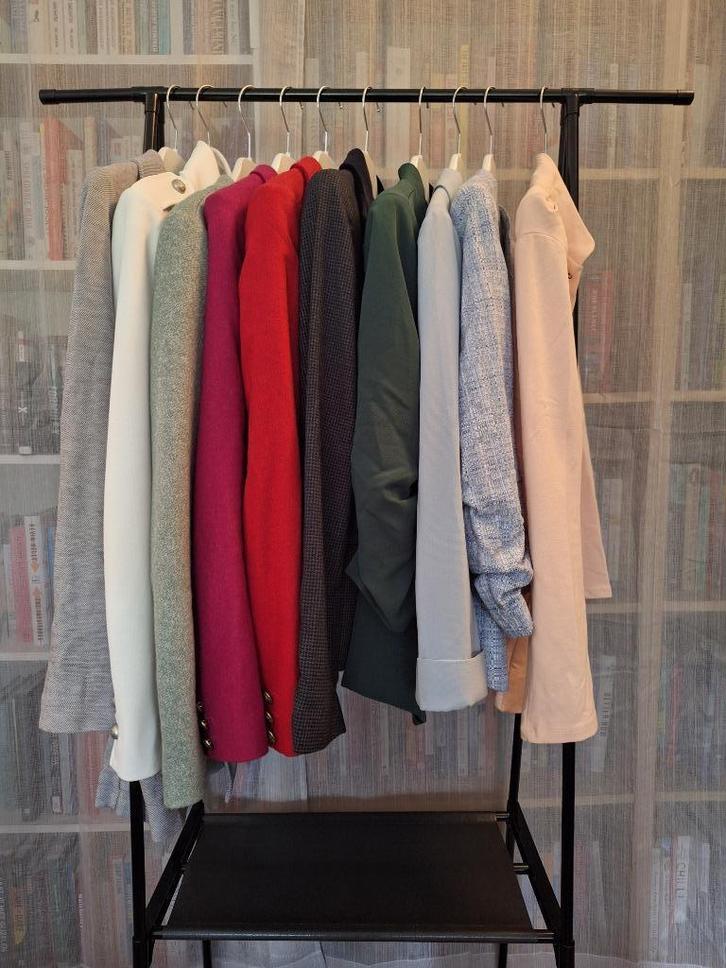 Partij dameskleding: 34 colberts en 10 vestjes, Kleding | Dames, Dames-kledingpakketten, Zo goed als nieuw, Maat 36 (S), Ophalen