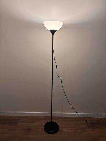 Zwarte vloerlamp met plastic kap beschikbaar voor biedingen