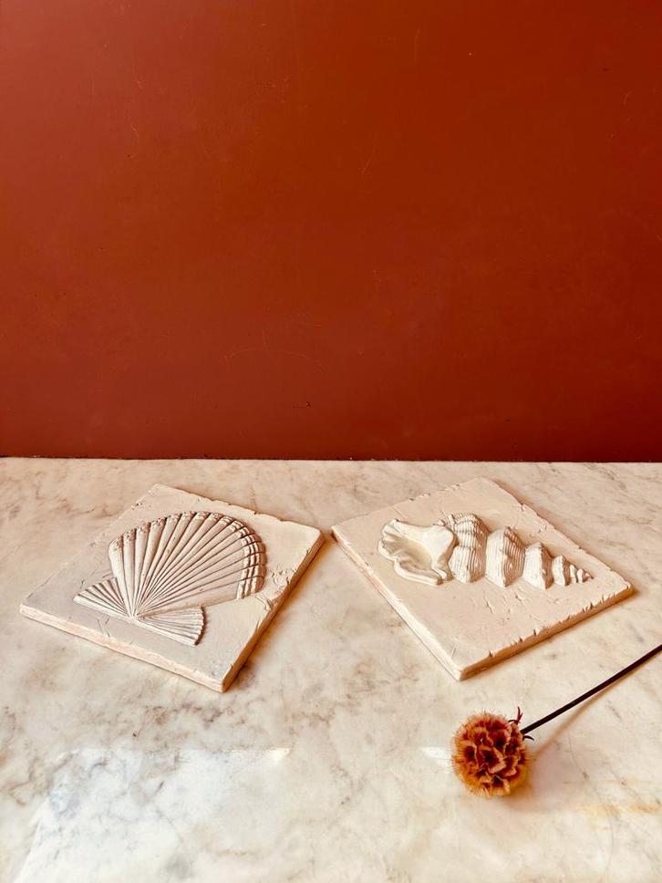 TEGELS MET SCHELPVORMEN (SET), Antiek en Kunst, Antiek | Woonaccessoires, Ophalen of Verzenden