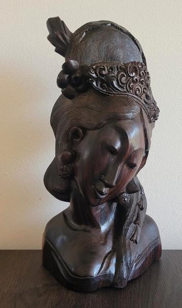 Mooie sierlijke schone dame  indonesisch houtsnijwerk buste beschikbaar voor biedingen