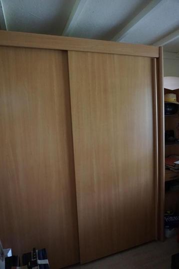 kledingkast beschikbaar voor biedingen