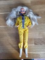 Vintage Barbie 1983 in sportoutfit met sieraden, Ophalen of Verzenden, Gebruikt, Pop