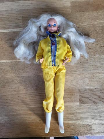 Vintage Barbie 1983 in sportoutfit met sieraden beschikbaar voor biedingen