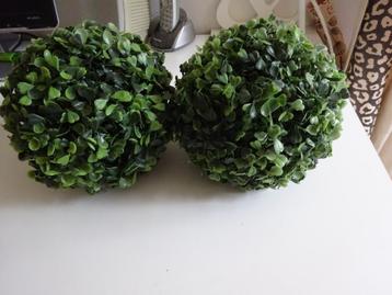 2 KUNSTSTOF BUXUSBOLLEN beschikbaar voor biedingen