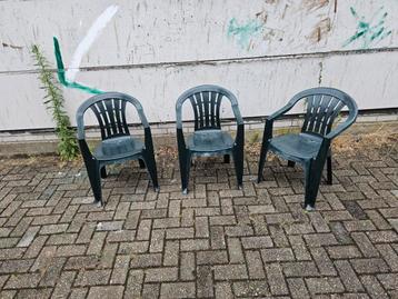 3 Simpele Kunststof Stoelen beschikbaar voor biedingen
