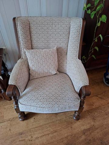 Comfortabele Fauteuil met Kussen beschikbaar voor biedingen