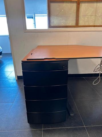 Kantoor bureau hoek met lades beschikbaar voor biedingen