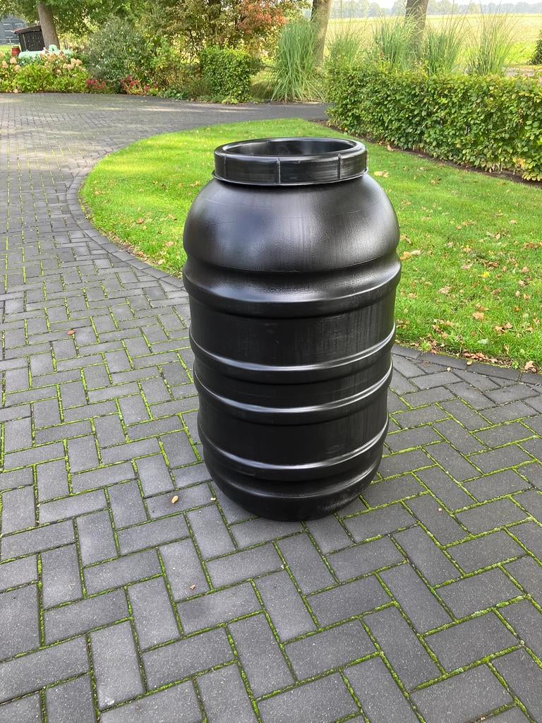 Mooie zwarte regenton met kraantje. Weer beschikbaar, Tuin en Terras, Regentonnen, Kunststof, Met kraantje, 150 liter of meer