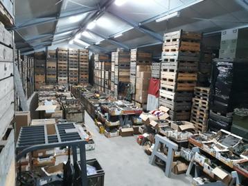 Schuurverkoop leger spullen verkoop open dag Outdoor-army beschikbaar voor biedingen