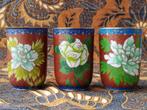 Drie mooie antieke Chinese bekers van cloisonne met bloemen., Antiek en Kunst, Antiek | Woonaccessoires, Ophalen of Verzenden