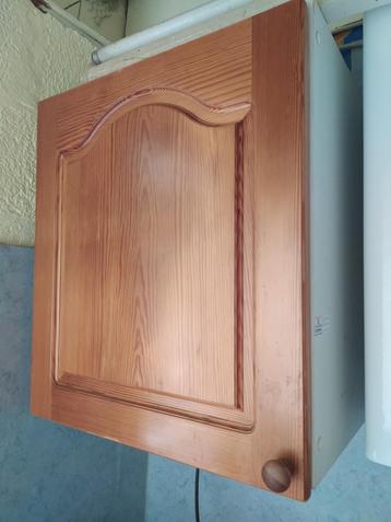 Ik ben op zoek naar twee bovenkasten/hangkasten beschikbaar voor biedingen