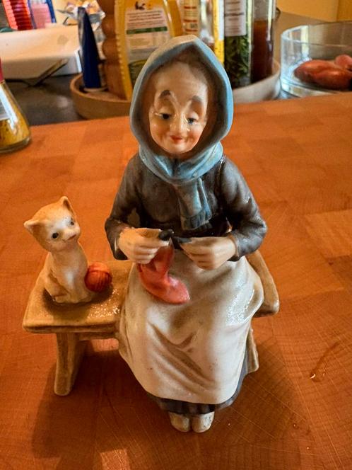 Decoratief beeldje van breiende oma, Verzamelen, Beelden en Beeldjes, Zo goed als nieuw, Dier, Ophalen of Verzenden