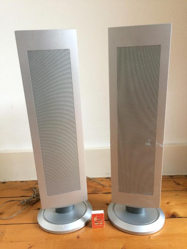 Twee ranke hoge kunststof zilverkleurige boxen op voet, Audio, Tv en Foto, Luidsprekers, Gebruikt, Front, Rear of Stereo speakers