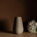Cooee Design Clove vaas - unieke vorm grijsbruin, Huis en Inrichting, Woonaccessoires | Vazen, Overige kleuren, Aardewerk of Porselein