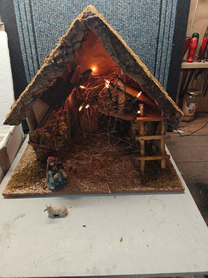 Complete Kerststal met Figuren en Verlichting, Antiek en Kunst, Antiek | Religie, Ophalen of Verzenden